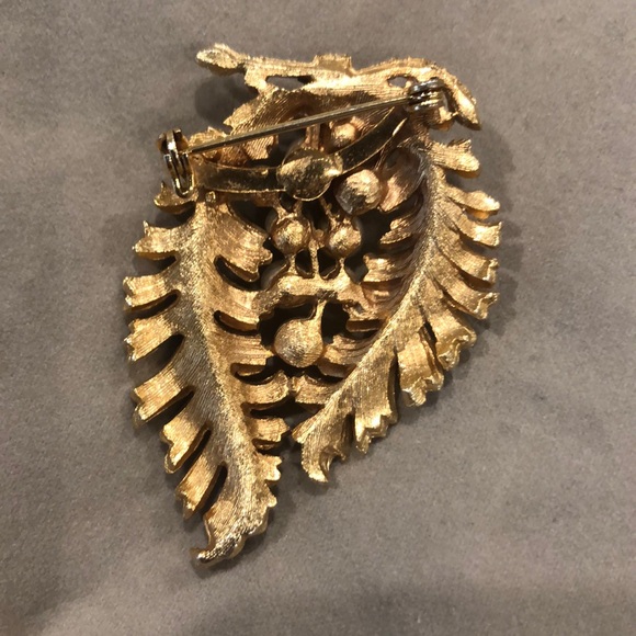 ❤️Vintage leaf and pearl GOLD plated ❤️brooch. - Picture 3 of 4